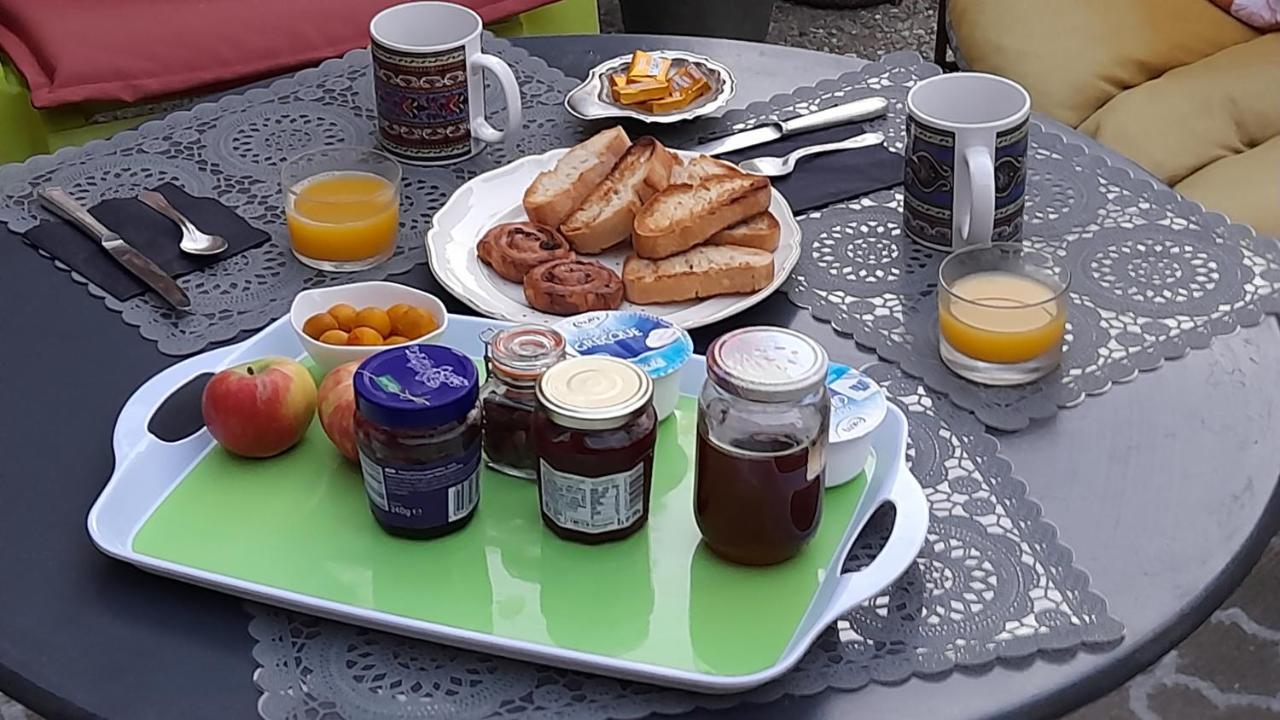 Sur Le Chemin Bed & Breakfast Auvillar Exterior foto